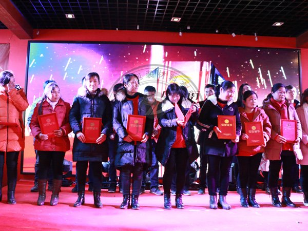 �������b